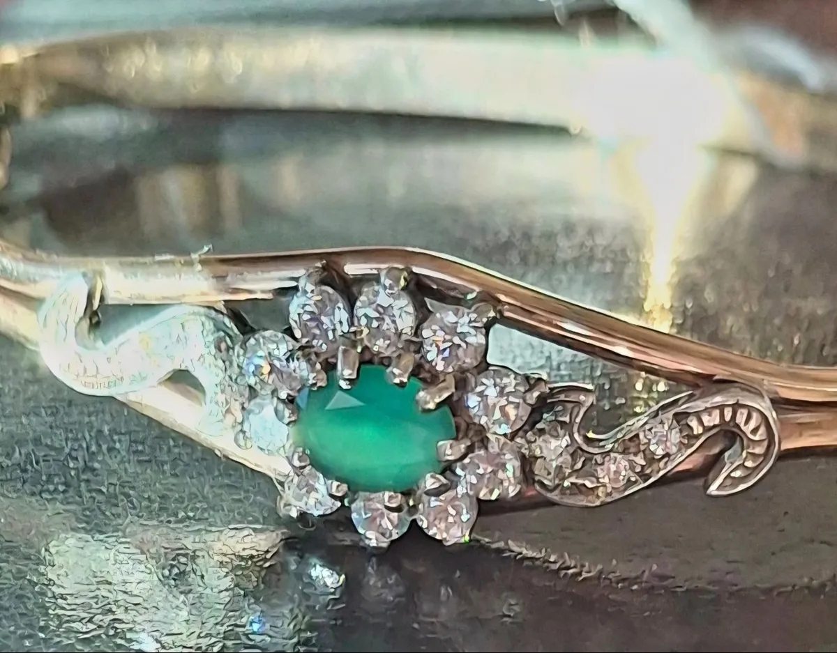 An Exquisite Vintage 9-Karat Gold Emerald Diamond - Image 2
