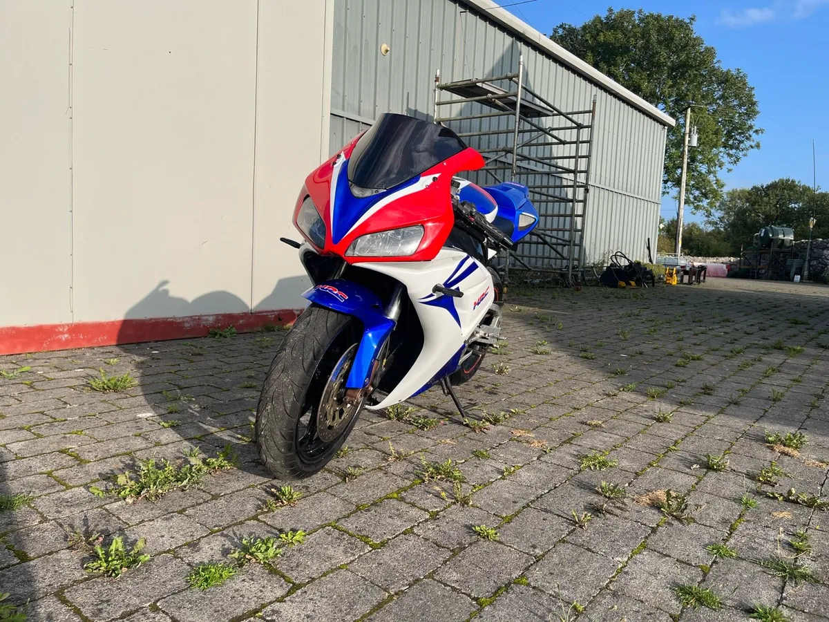 Honda CBR 1000rr 2004 - Image 1