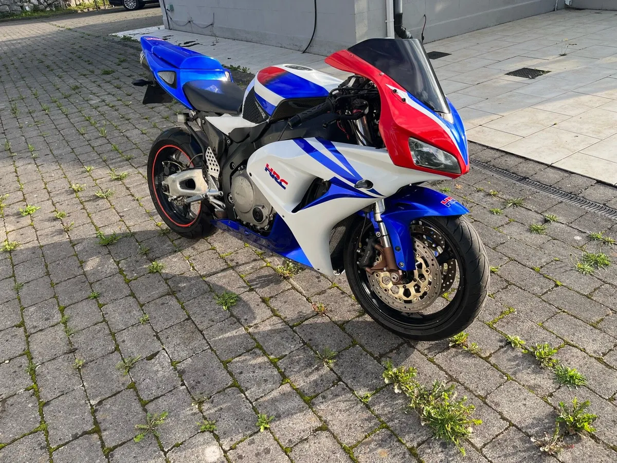 Honda CBR 1000rr 2004 - Image 2