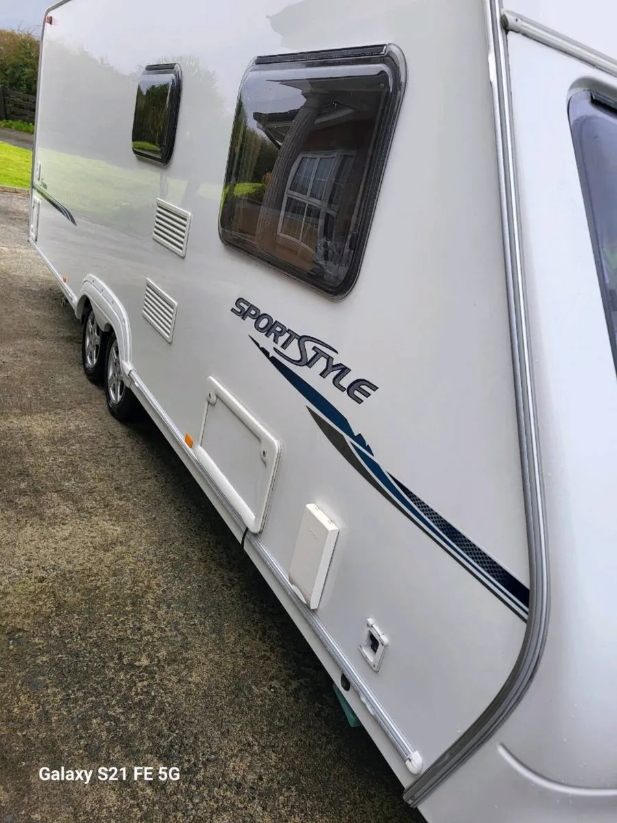 Sprite Sportstyle 6 berth fixed bunk caravan - Image 1