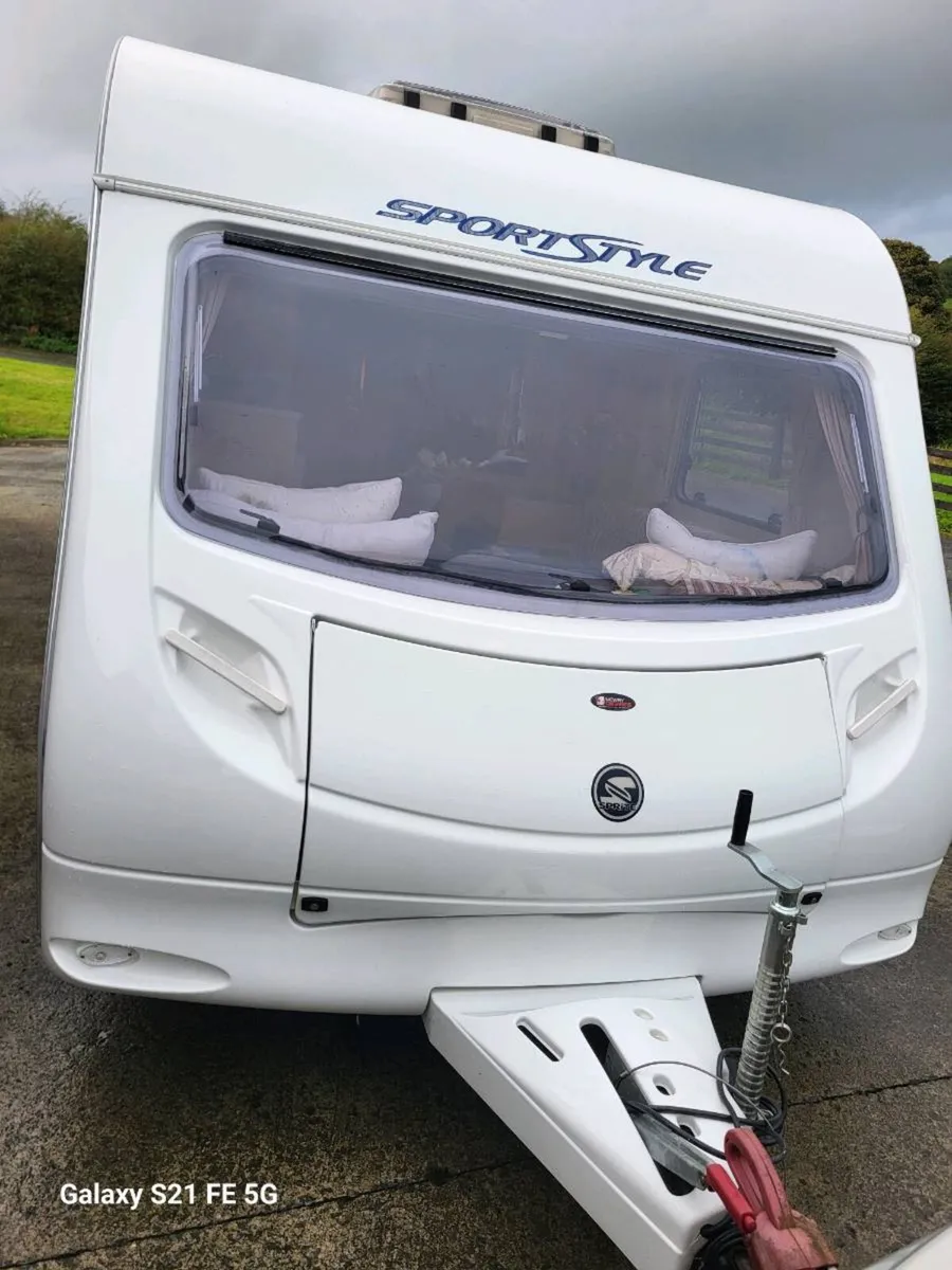 Sprite Sportstyle 6 berth fixed bunk caravan - Image 2