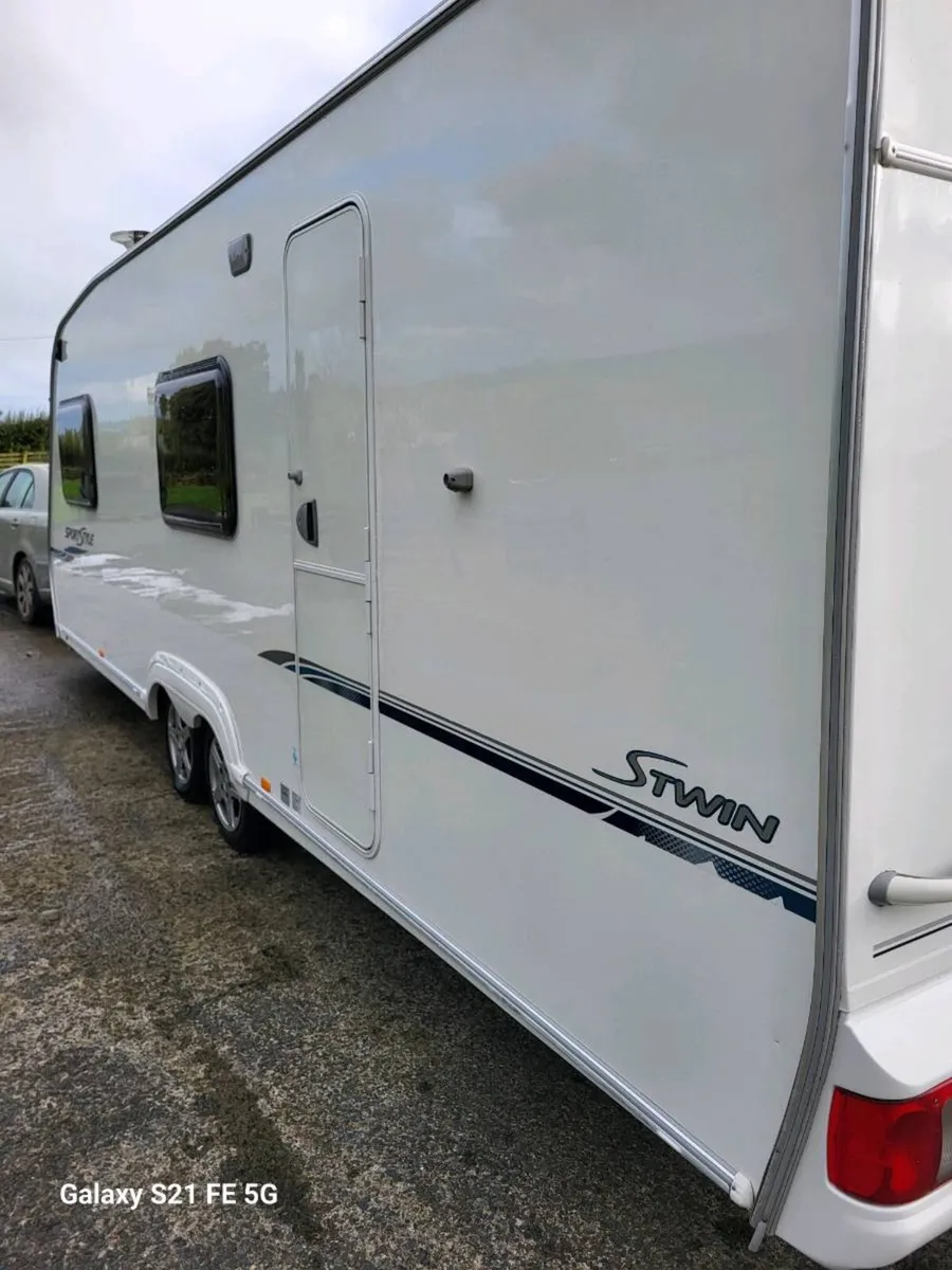 Sprite Sportstyle 6 berth fixed bunk caravan - Image 3