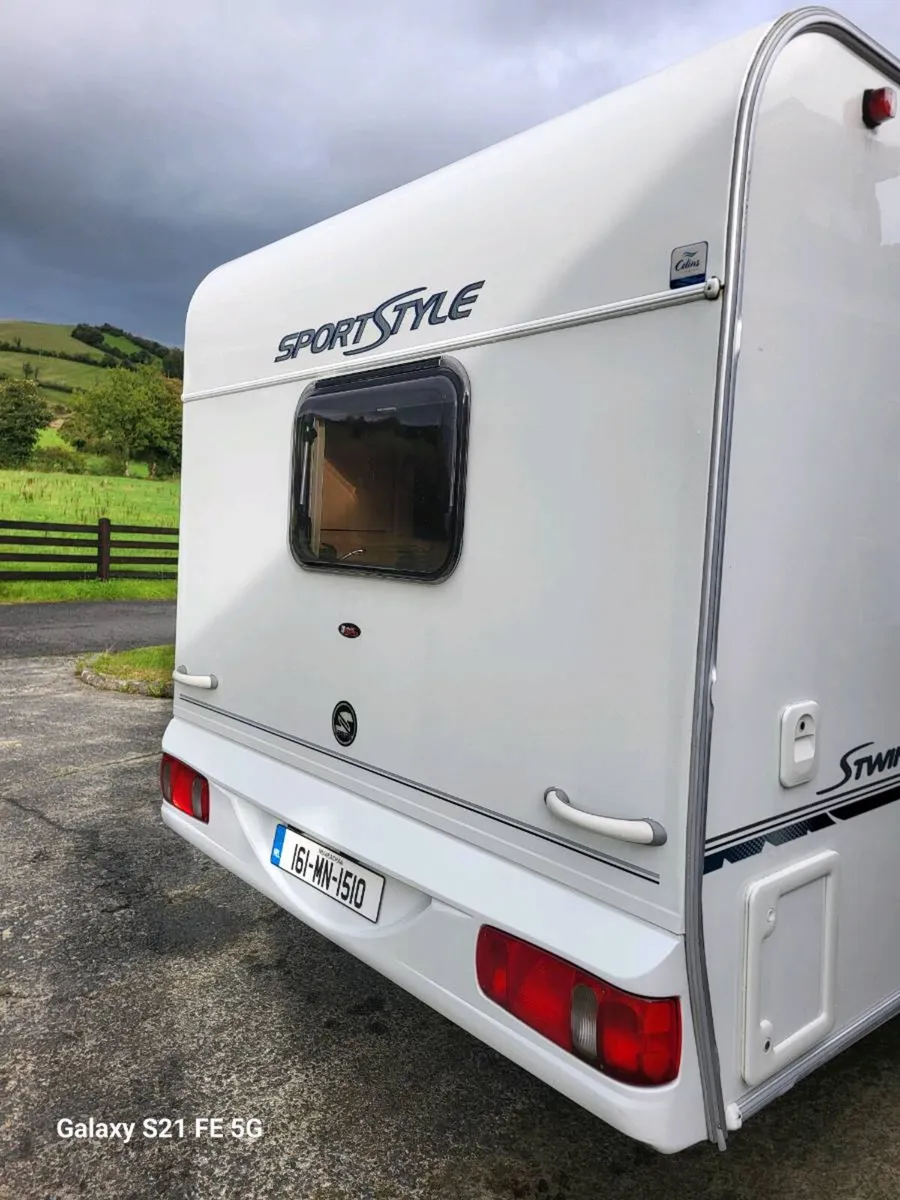 Sprite Sportstyle 6 berth fixed bunk caravan - Image 4
