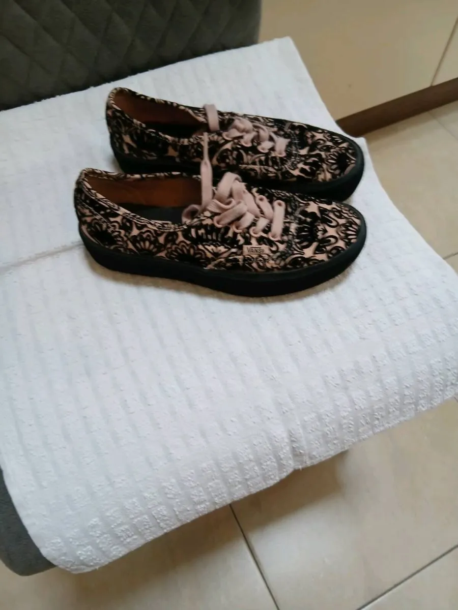 VANS LADIES TRAINERS NEW - Image 1