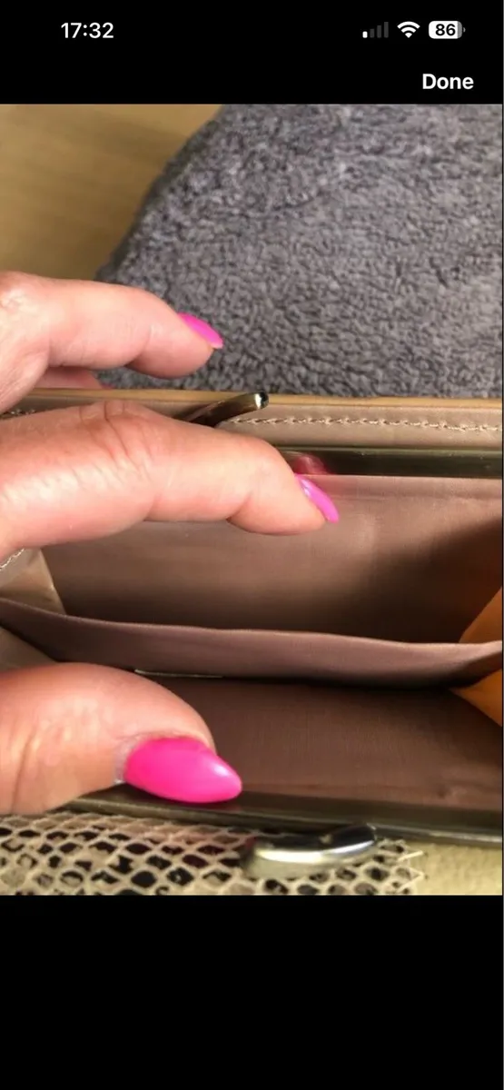 Ladies leather purse €10 - Image 3