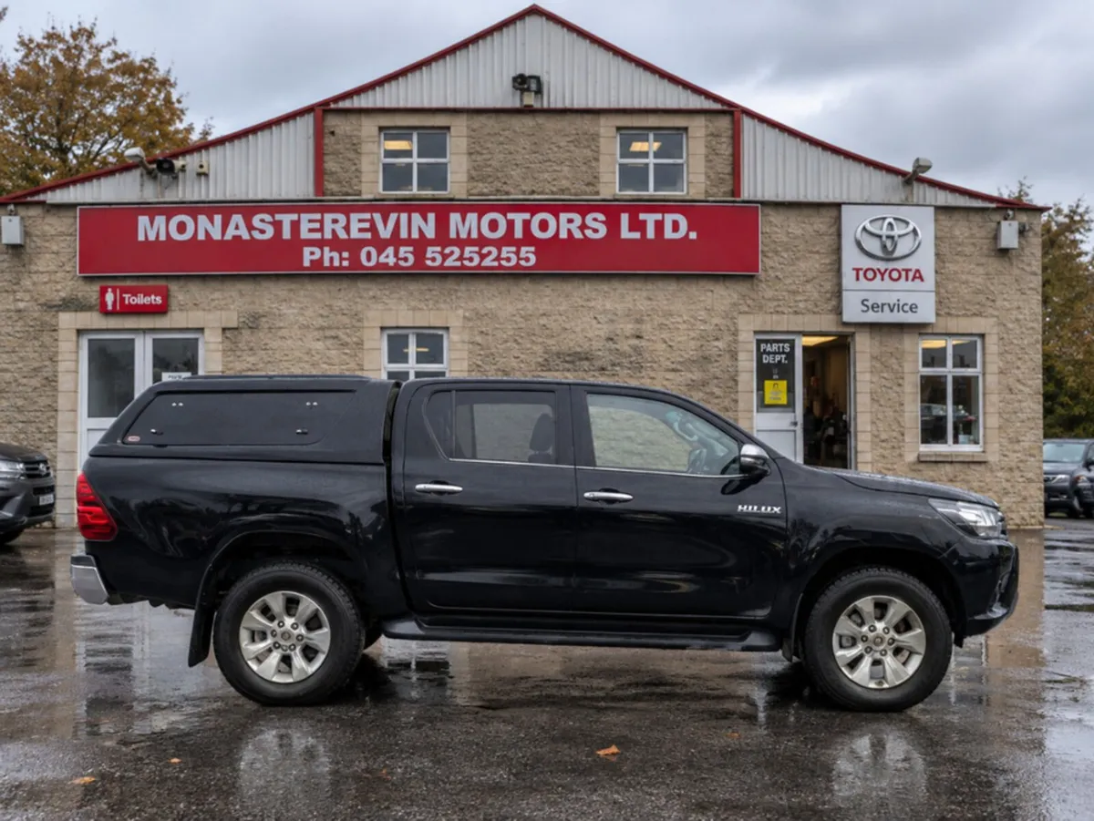 Toyota Hilux DOUBLE CAB SR5 AUTO 4DR - Image 3