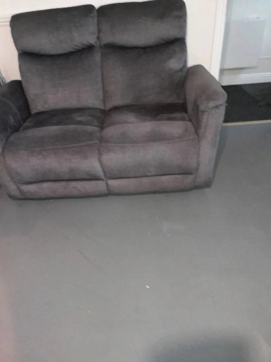 Choice of recliner couches. 9 - Image 2