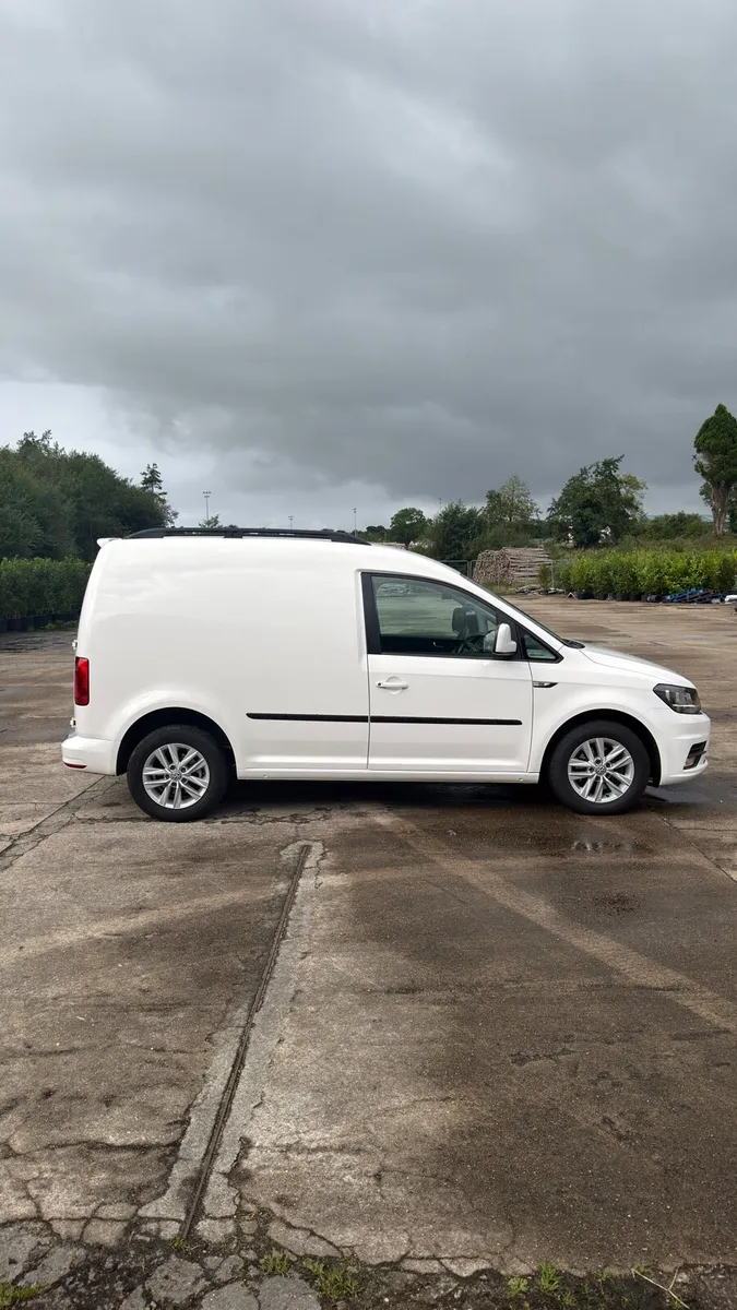 2017 (171) Automatic Volkswagen Caddy 2.0 Highline - Image 4