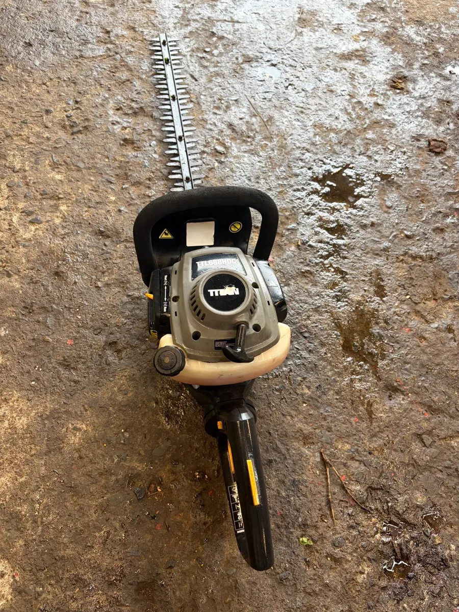 Titan TTL688HDC 26cc / 61.5cm petrol hedge trimmer - Image 2