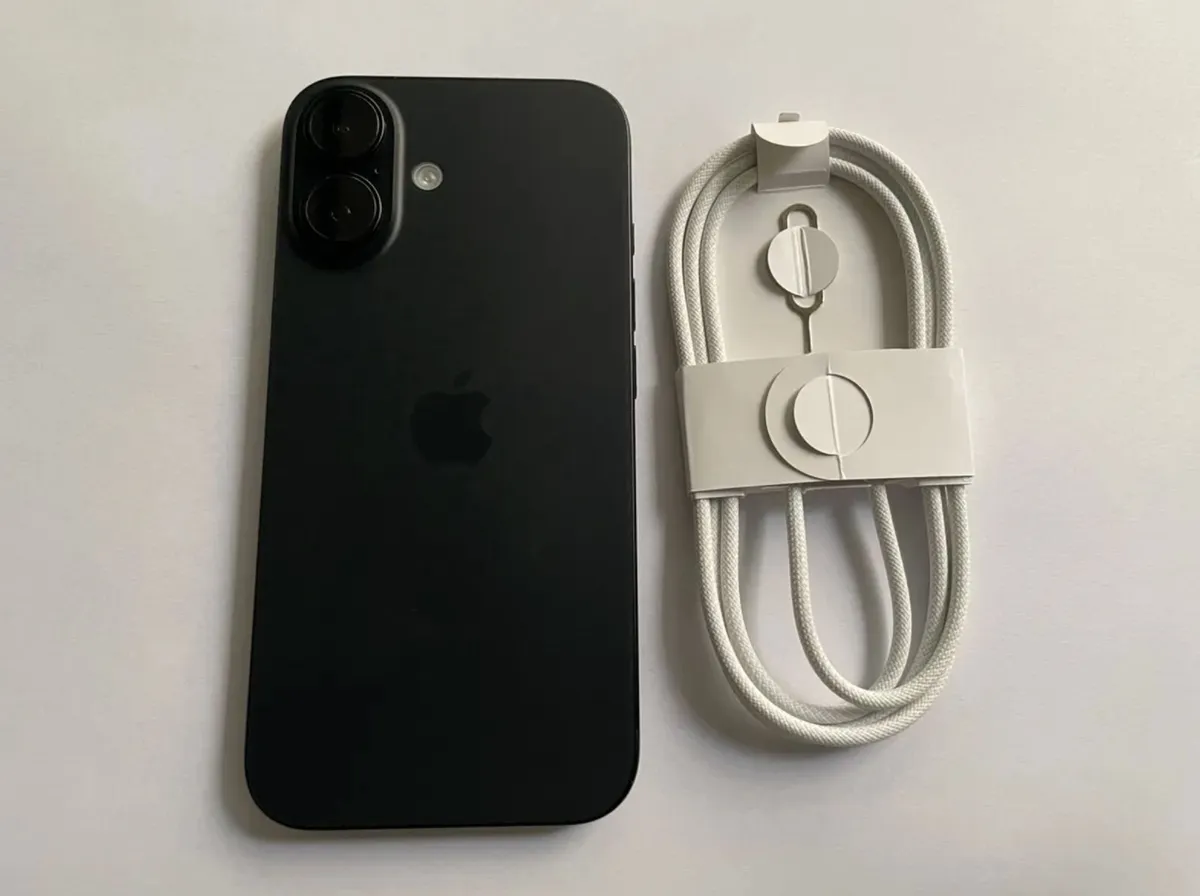 iPhone 16 128GB – Black – Like New, 100% Battery - Image 3