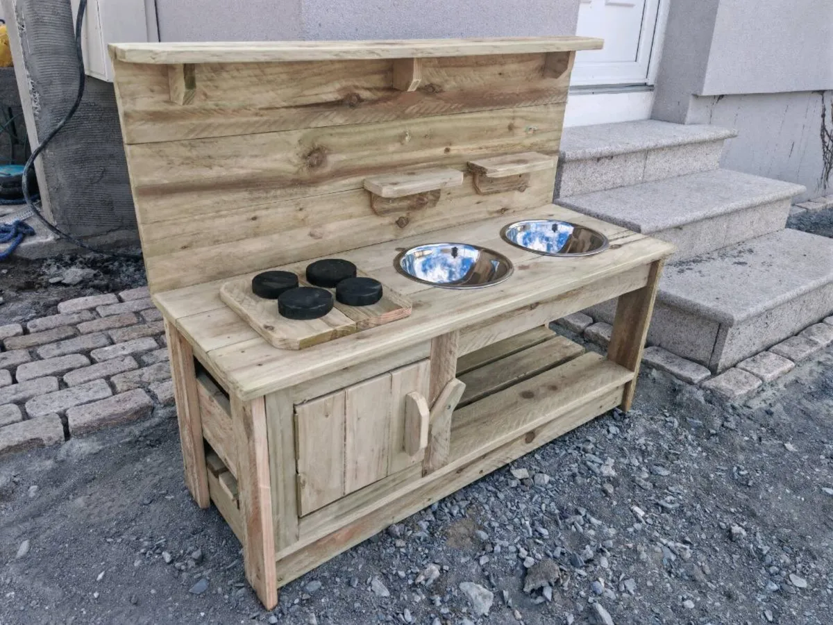 Rustic mud kitchen - Image 3