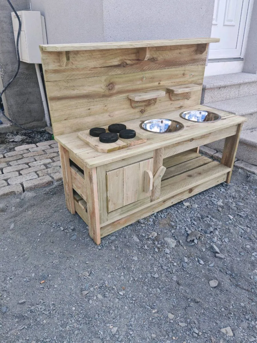 Rustic mud kitchen - Image 4