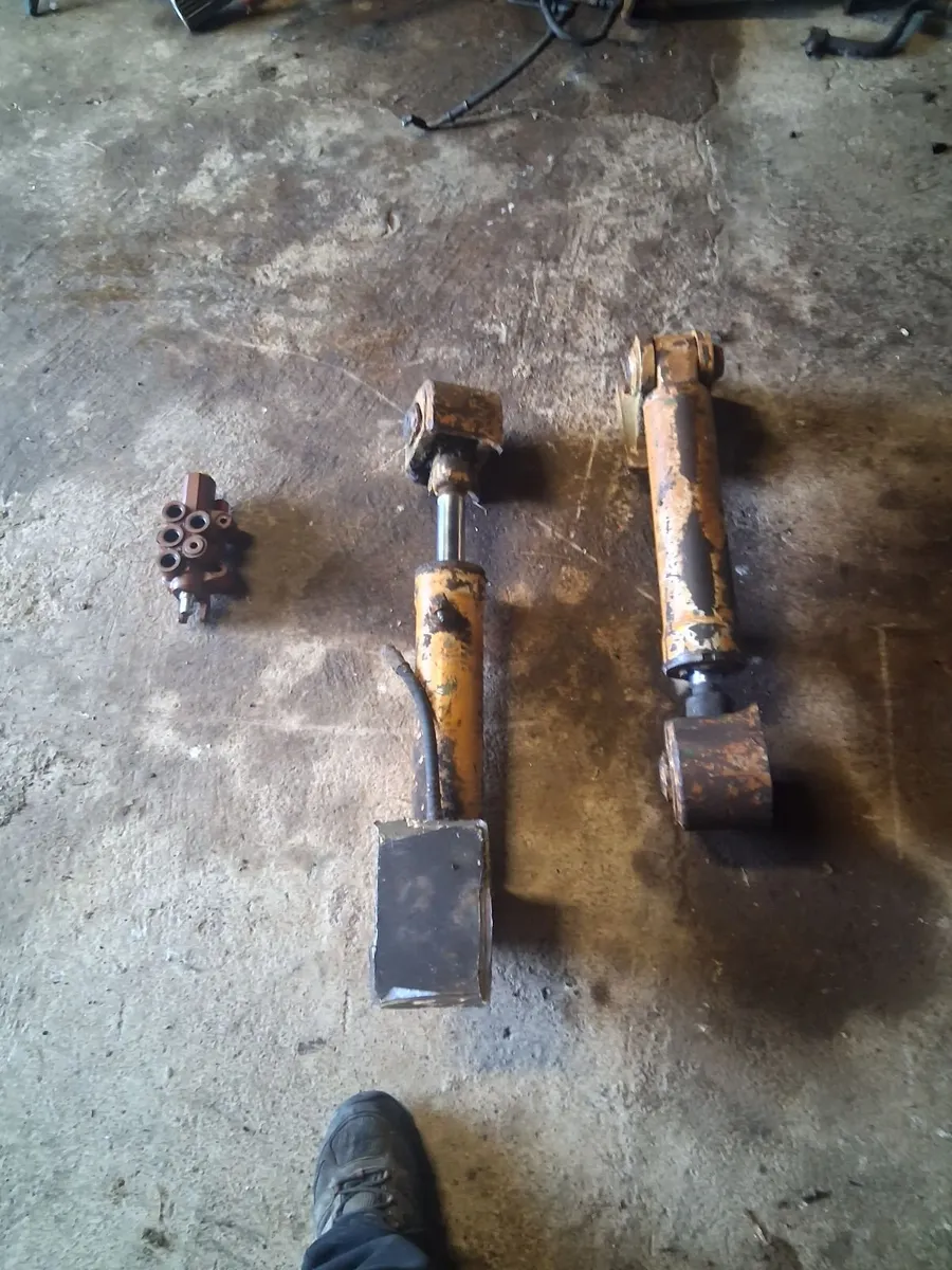 Log splitter rams & spool valve - Image 1