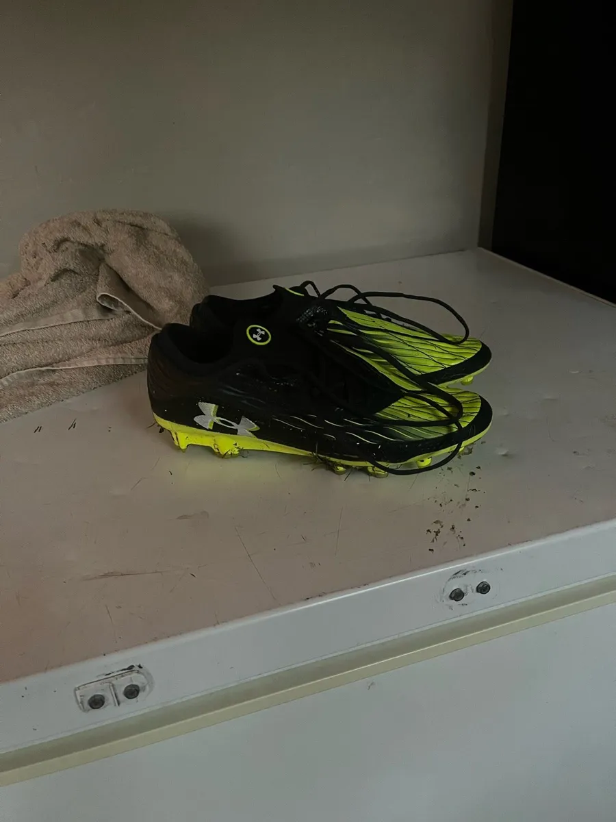 Footballs boots size 9 under armour - Image 2