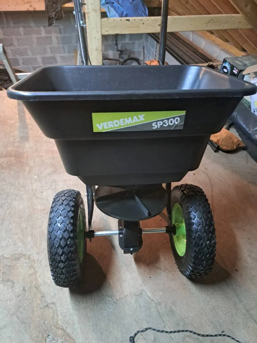 Garden fertiliser spreader - Image 1