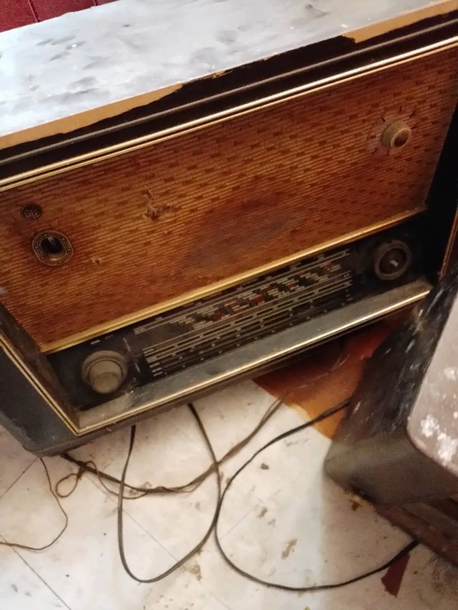 Old vintage radios - Image 2