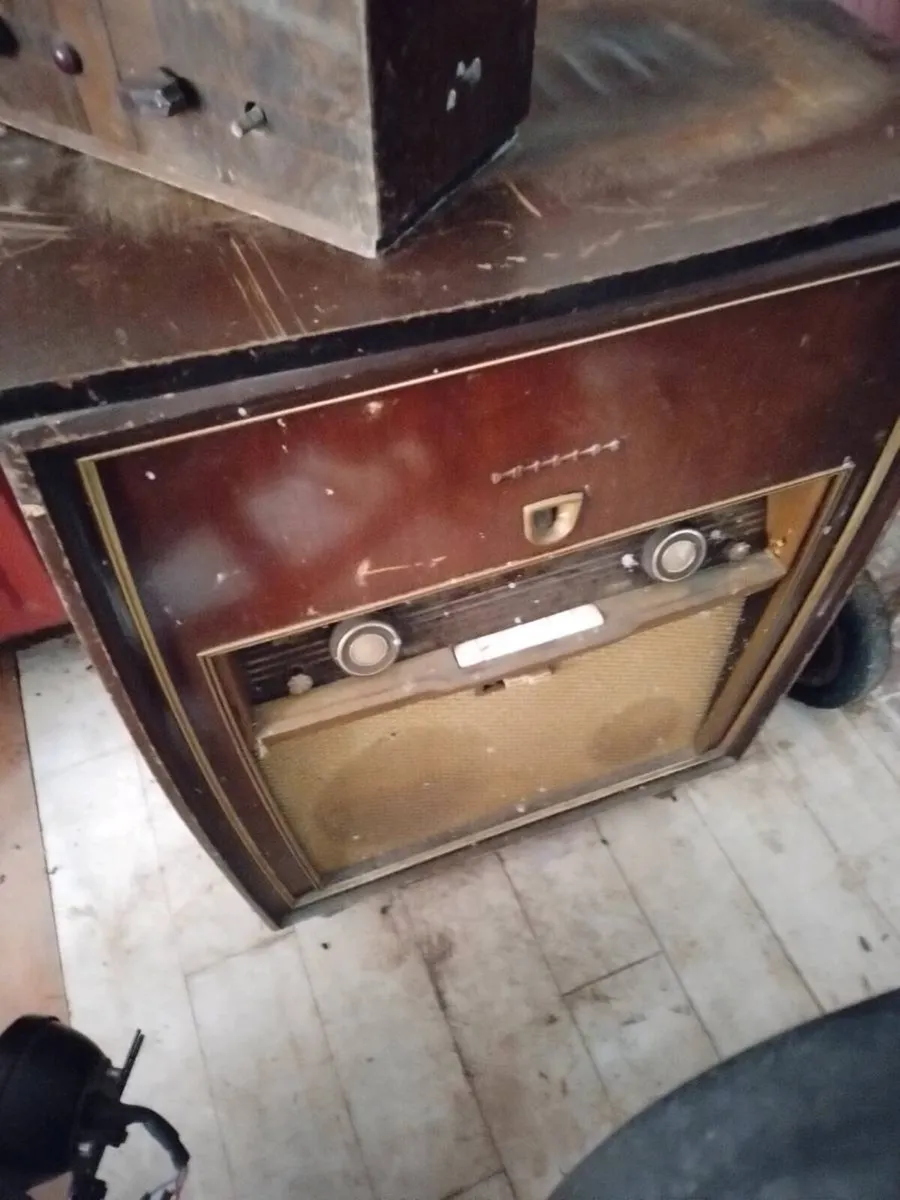 Old vintage radios - Image 4