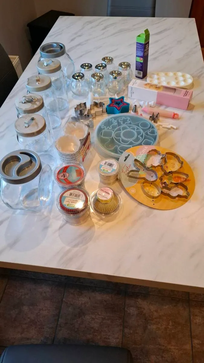 Assorted bakery accessories - Image 1