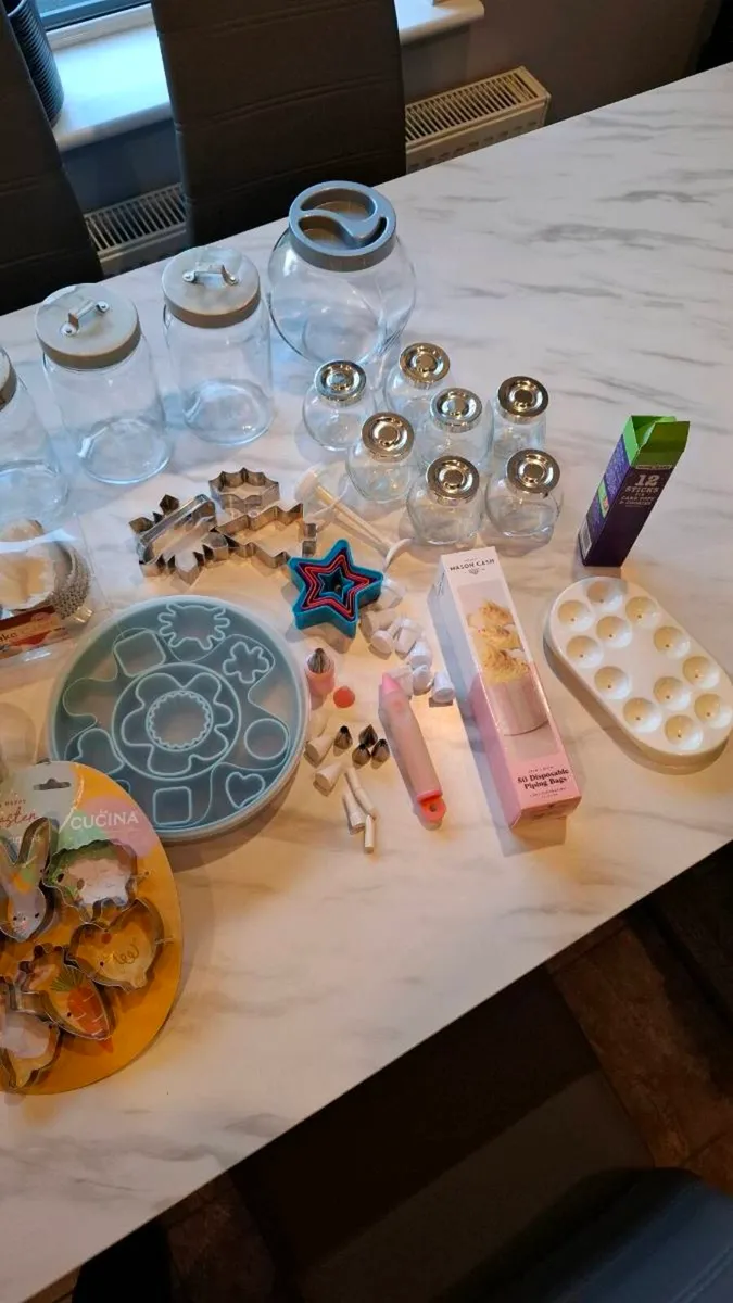 Assorted bakery accessories - Image 2