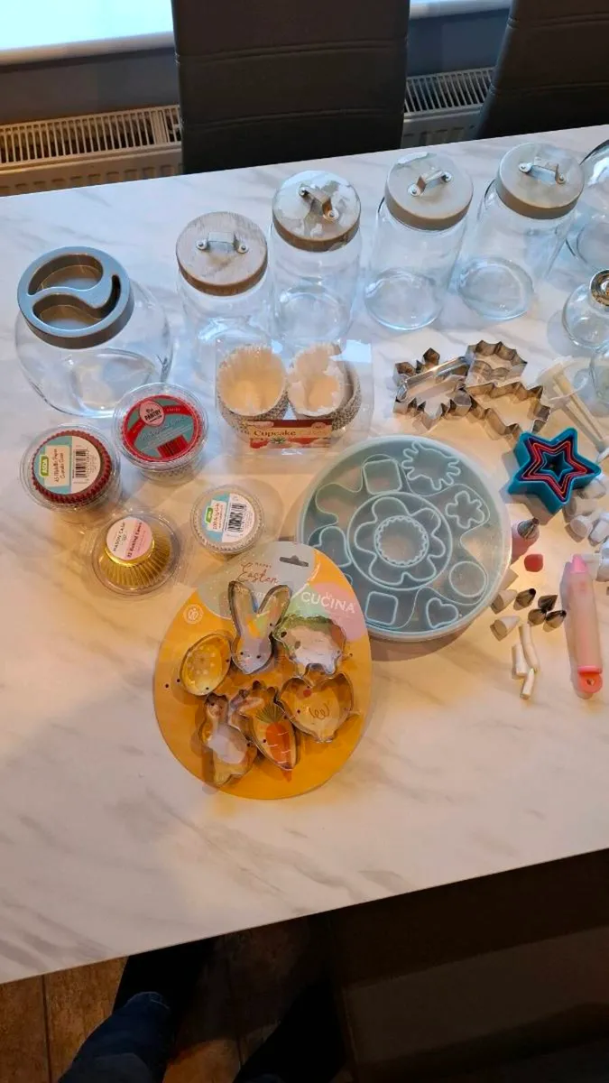 Assorted bakery accessories - Image 3