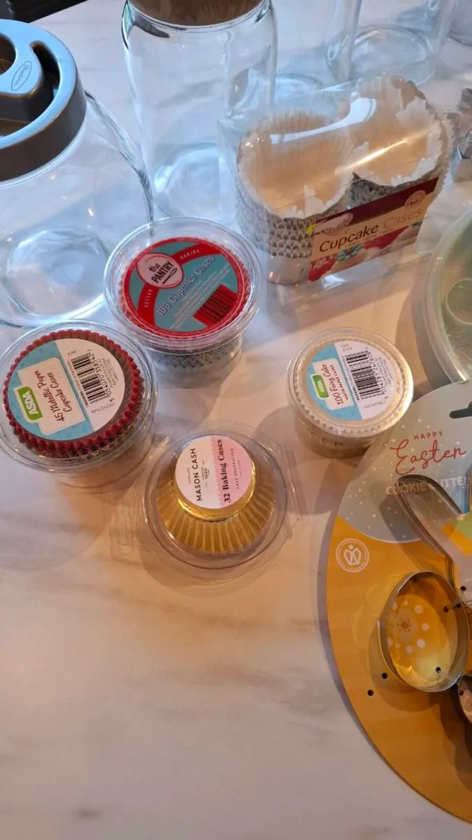 Assorted bakery accessories - Image 4
