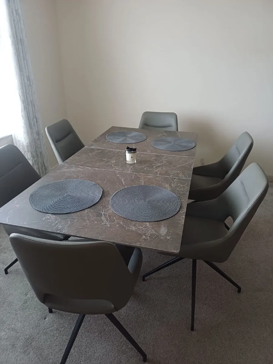 Table and chairs - Image 2