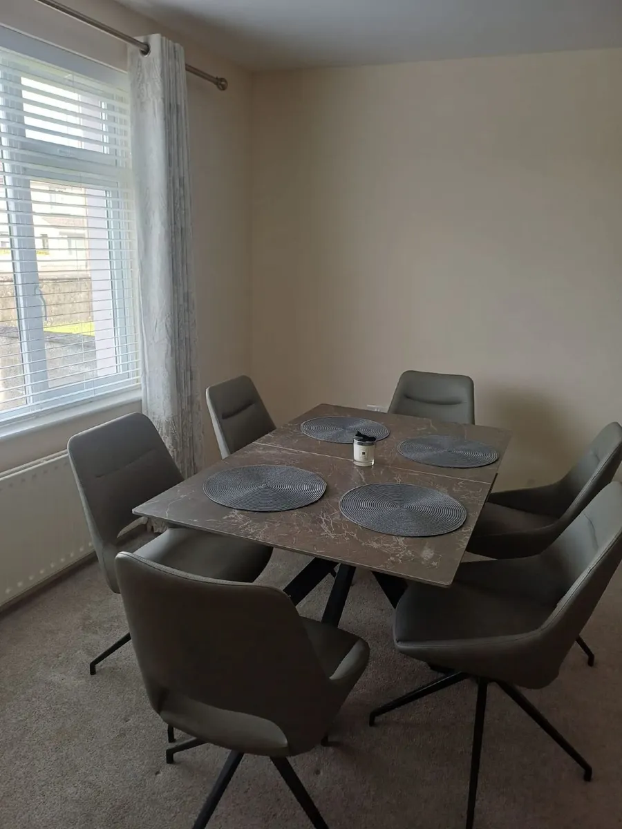 Table and chairs - Image 3
