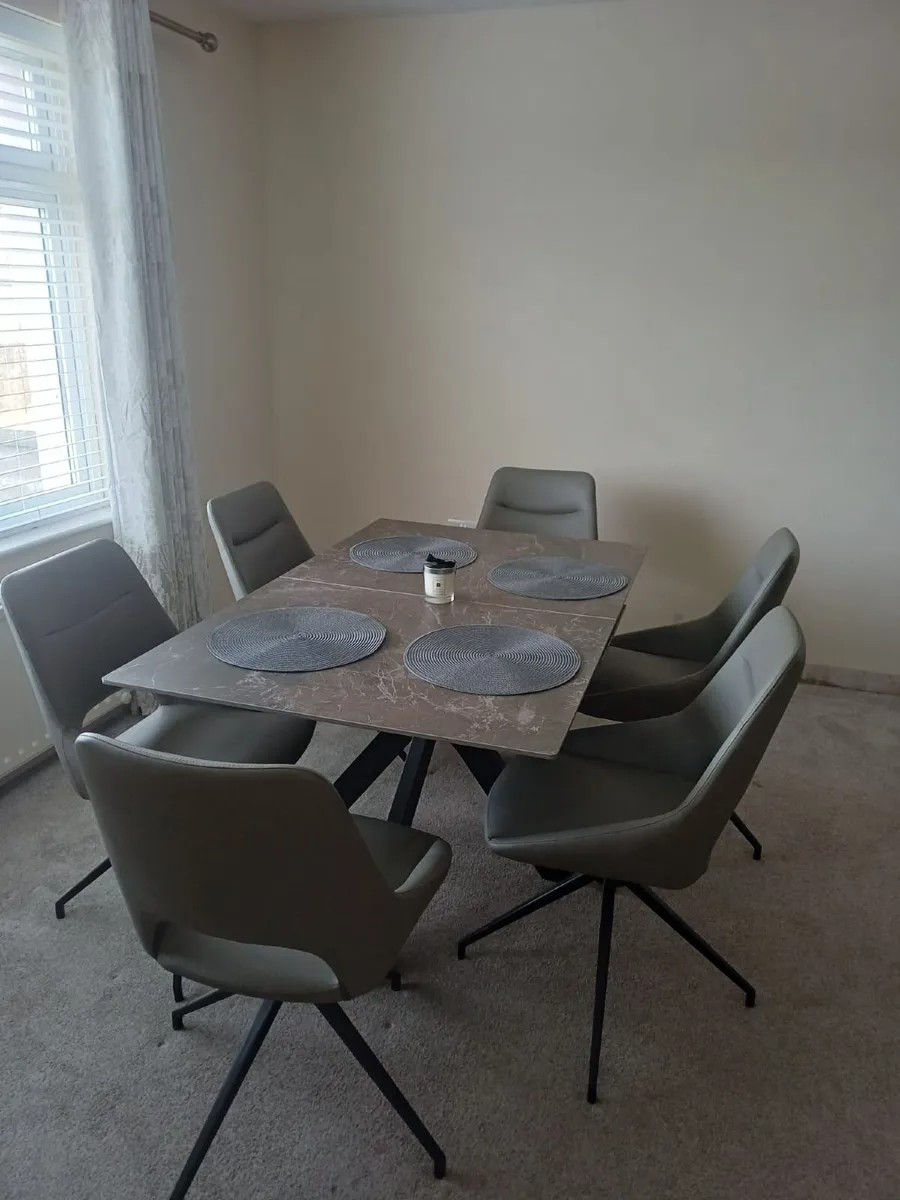 Table and chairs - Image 1