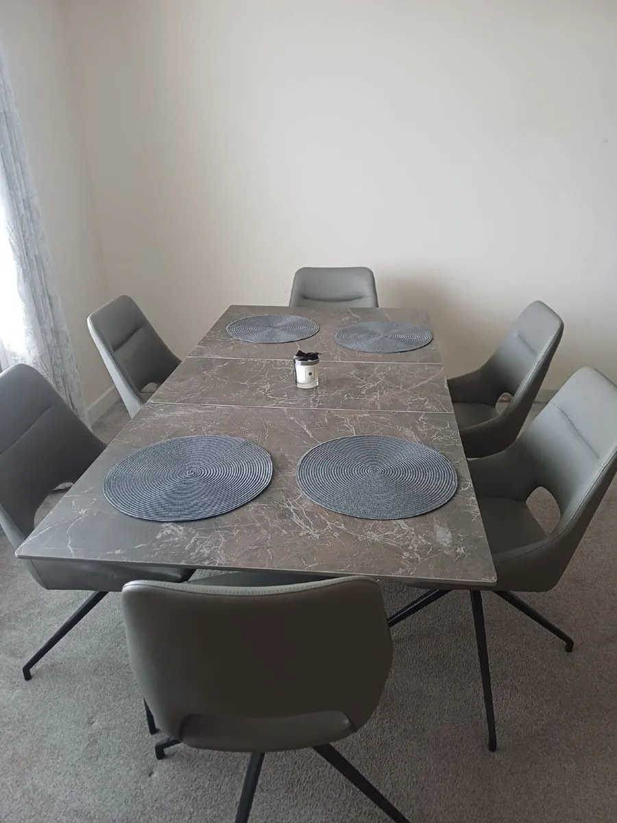 Table and chairs - Image 4