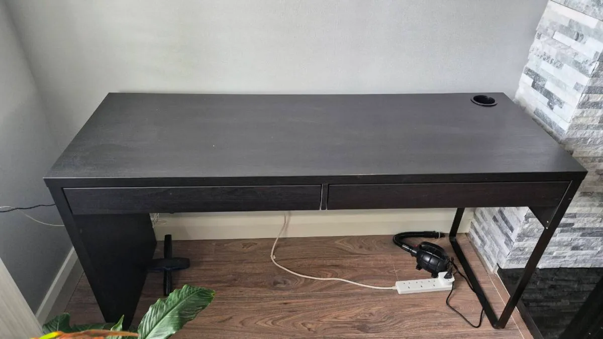 Office table - Image 1