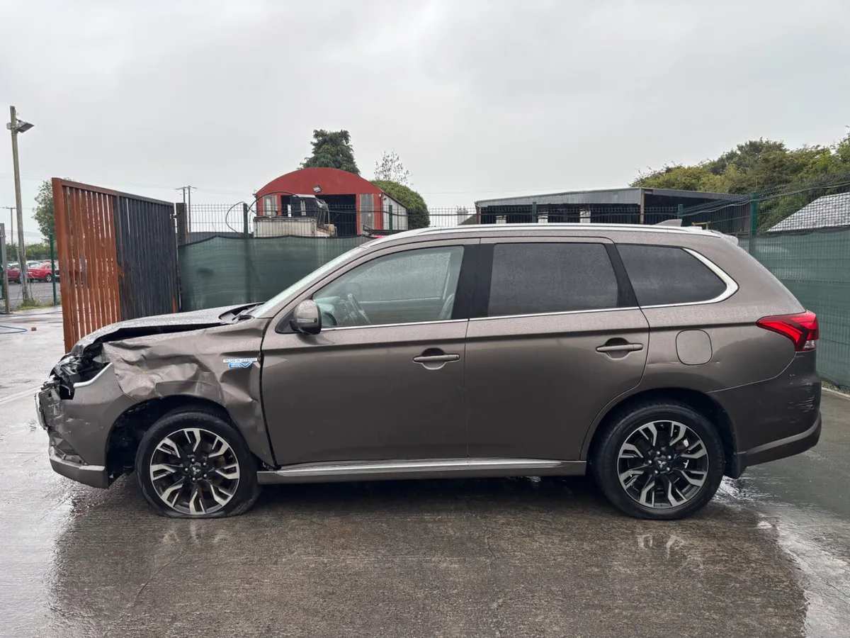 172 Mitsubishi Outlander 4WD  Hybrid Full Leather - Image 4