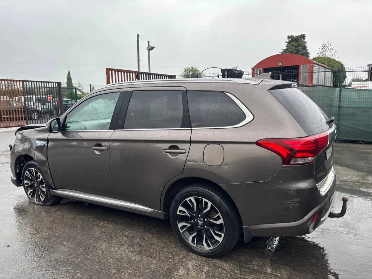 172 Mitsubishi Outlander 4WD  Hybrid Full Leather - Image 4