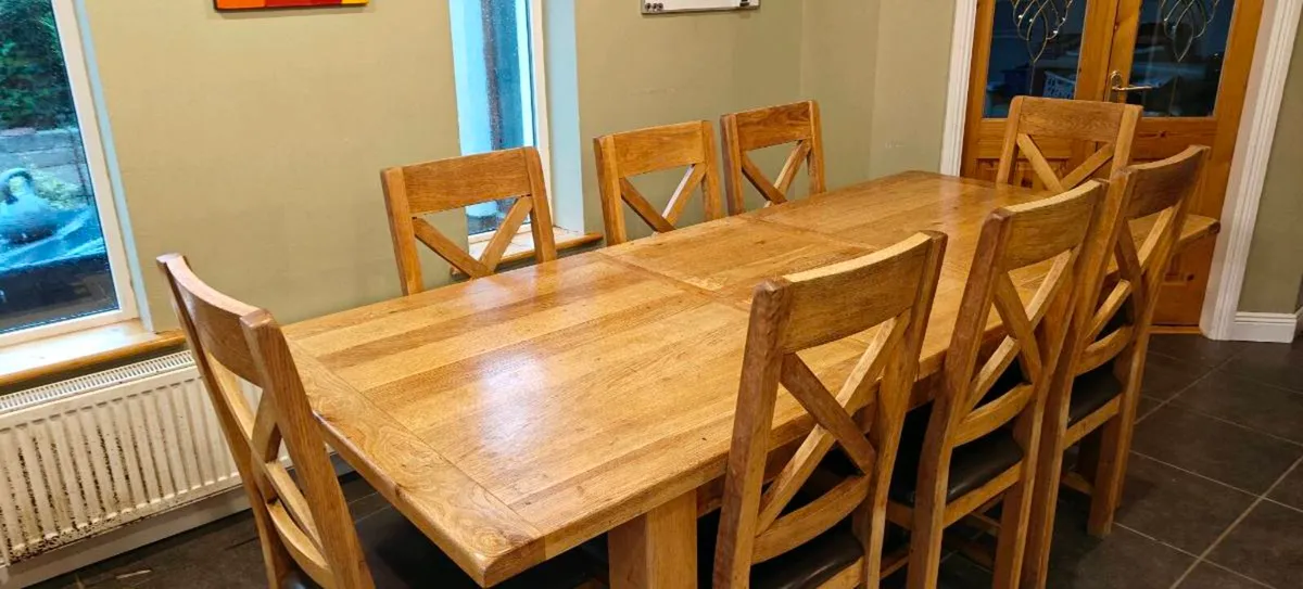 Table and 8 chairs - Image 1