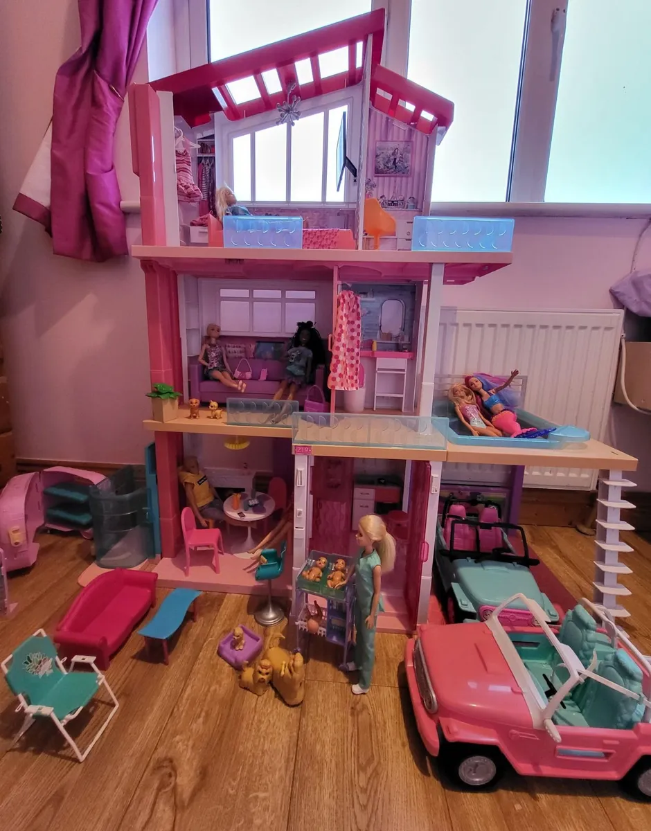 Barbie House, Aeoplane, Cars and accessories - Image 1