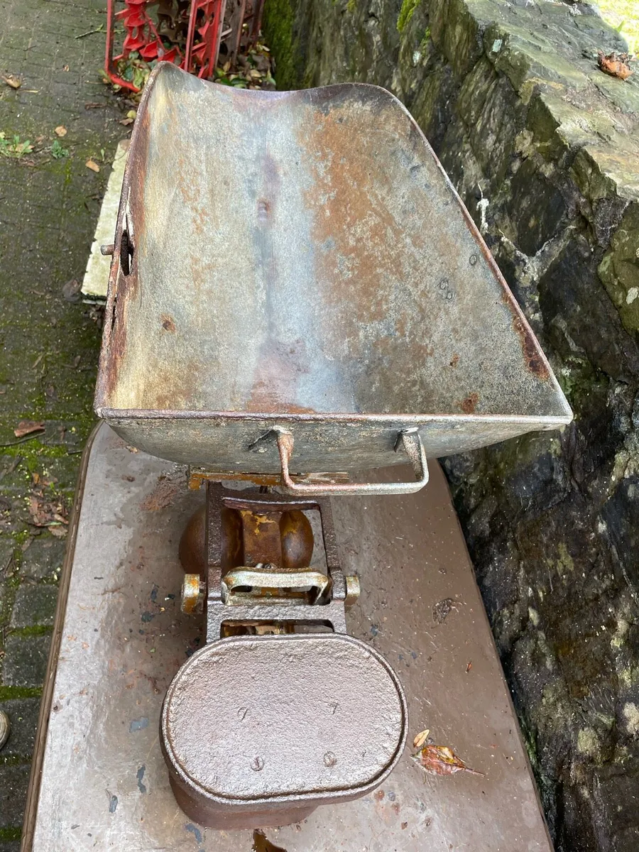 Antique weighing scales - Image 2