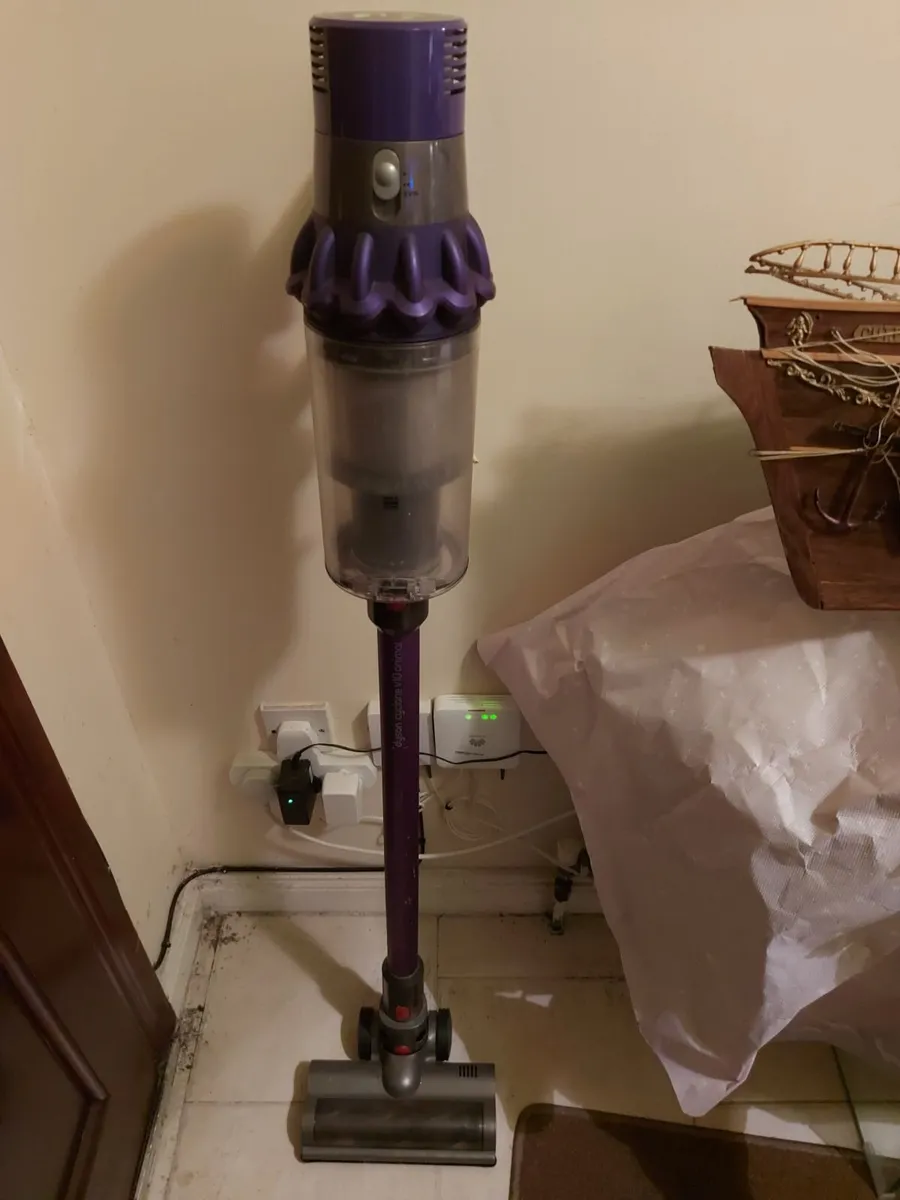DYSON CYCLONE V10 Animal, Works good, no charger - Image 1