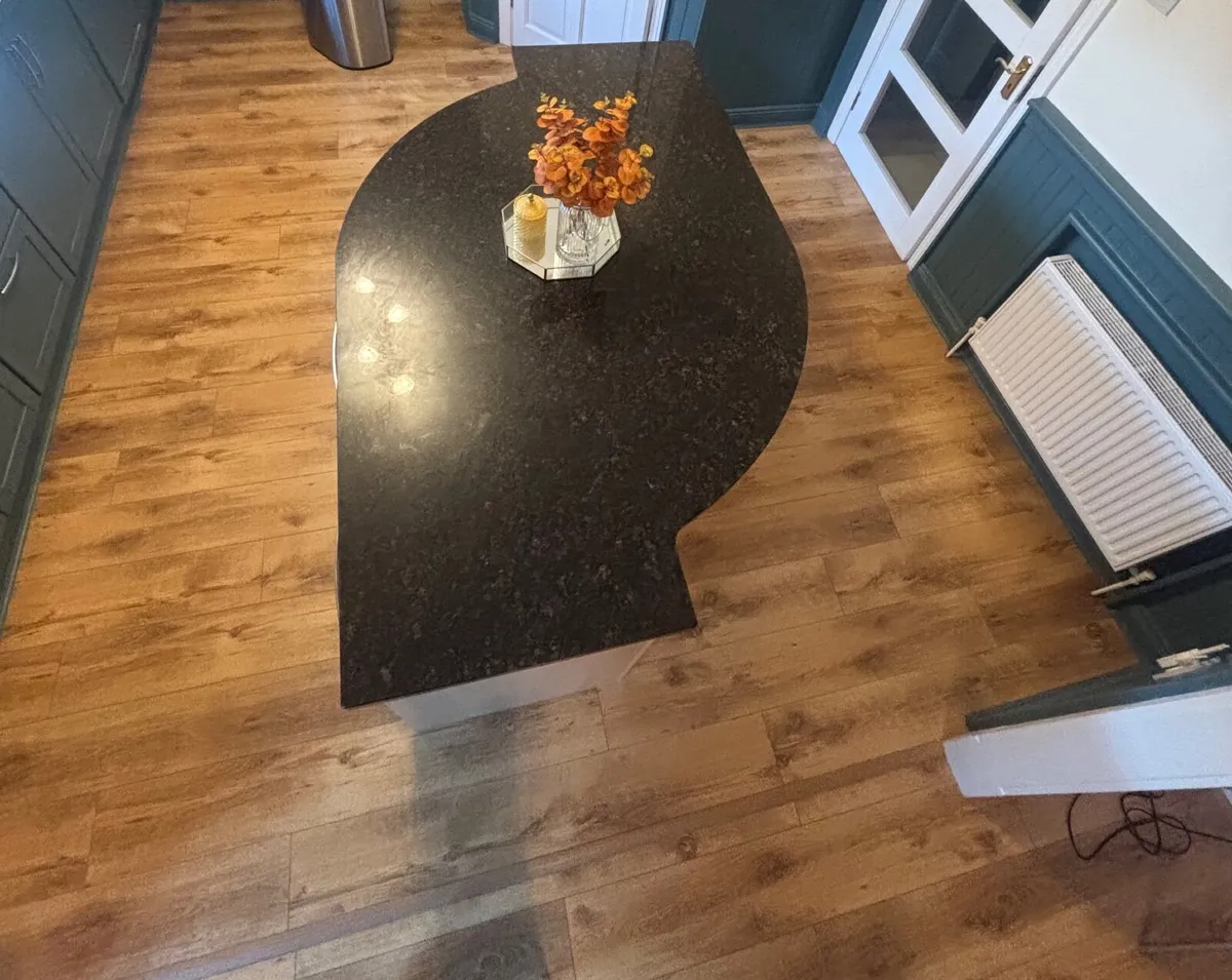 Kitchen island - Image 1