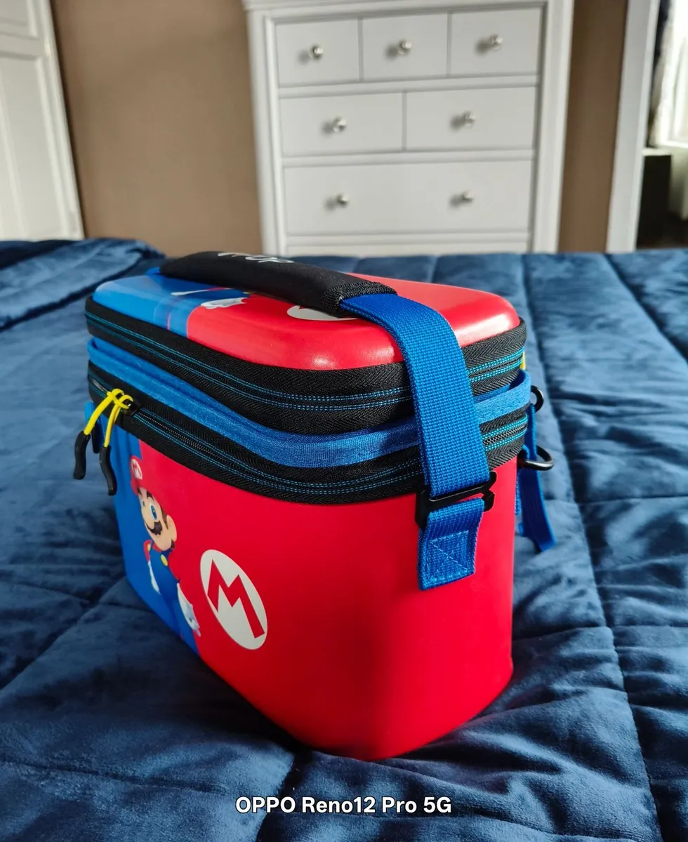 NEW NINTENDO SWITCH. 2 GAMES. CASE. - Image 1