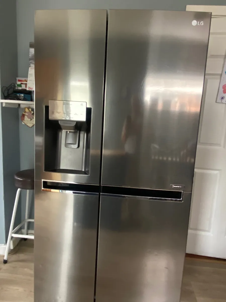 LG AMERICAN FRIDGE FREEZER - Image 1