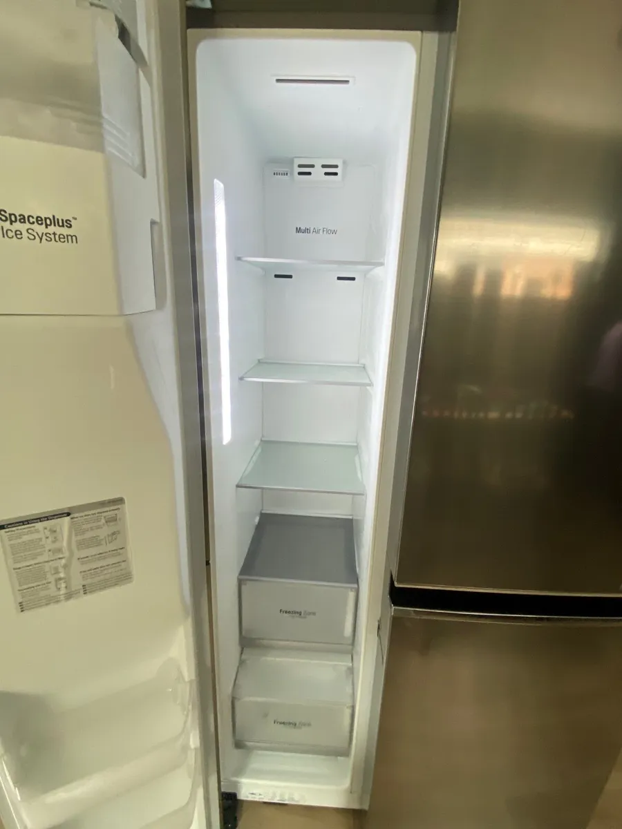 LG AMERICAN FRIDGE FREEZER - Image 3