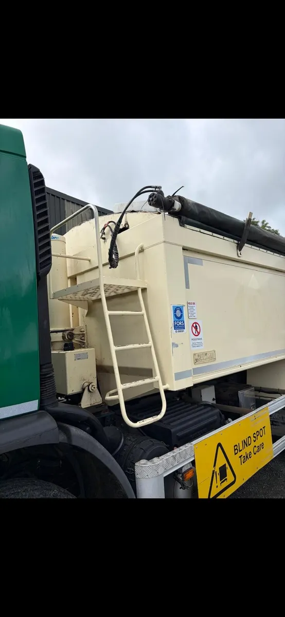 Volvo 6x4 Automatic Insulated Tipper - Image 3