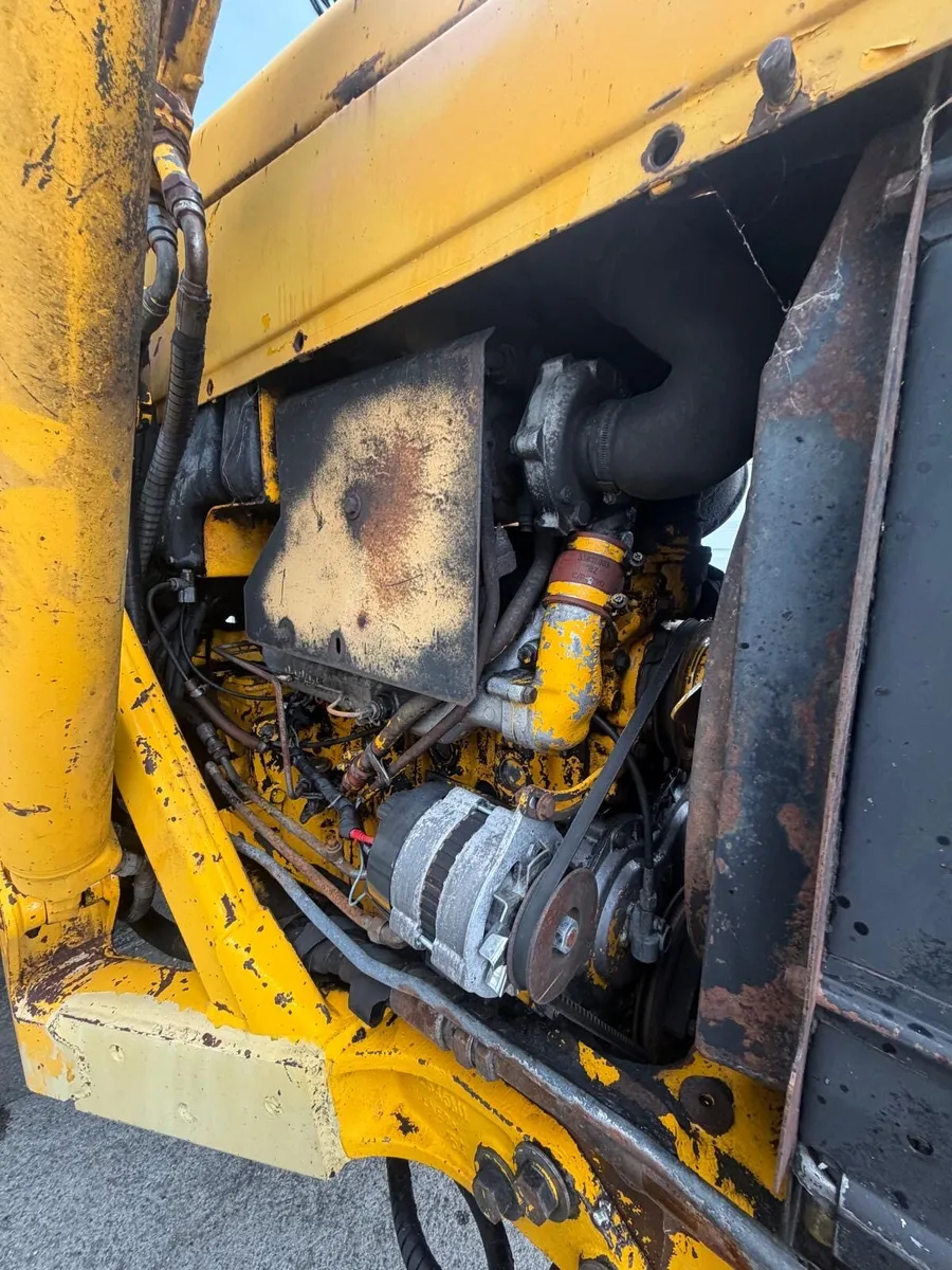Massey 60Hx loader digger - Image 4