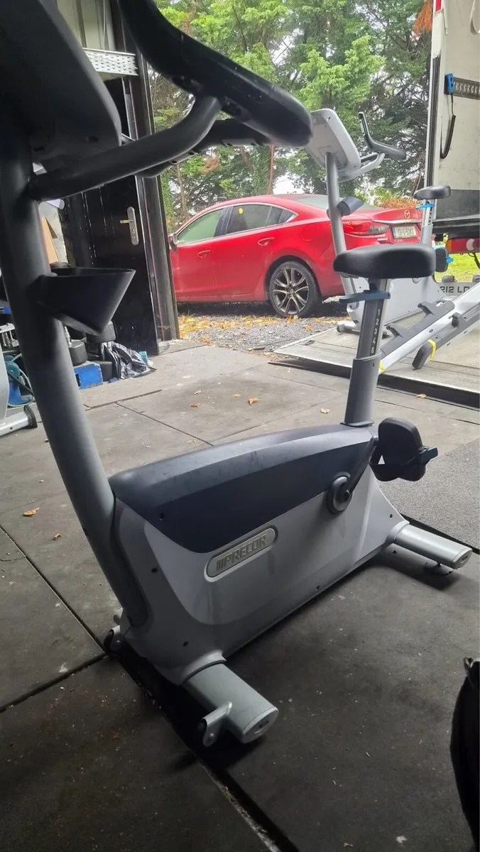 ⭐️🔥PRECOR UBK885 UPRIGHT BIKE🔥⭐️ - Image 1