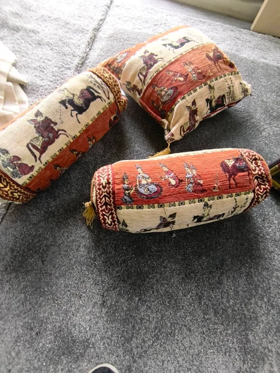 Lovely cushions,tie backs 30 lot - Image 1