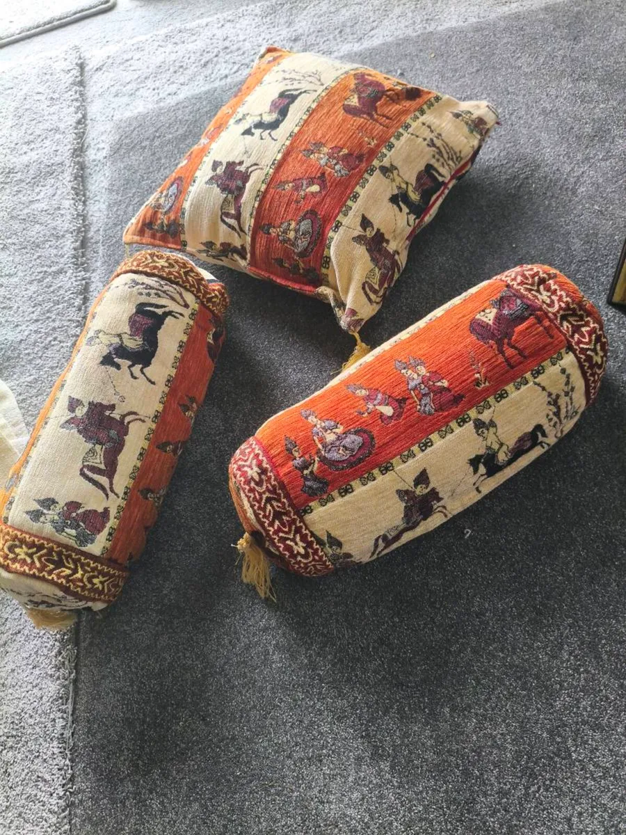 Lovely cushions,tie backs 30 lot - Image 3