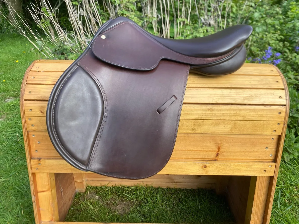 17-17.5” brown Leather jump saddle - Image 1