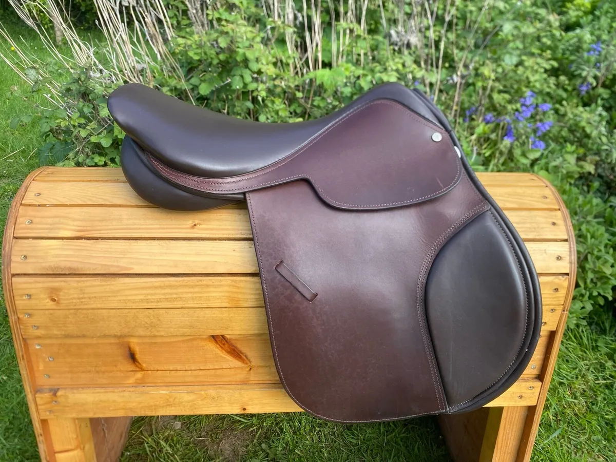 17-17.5” brown Leather jump saddle - Image 4