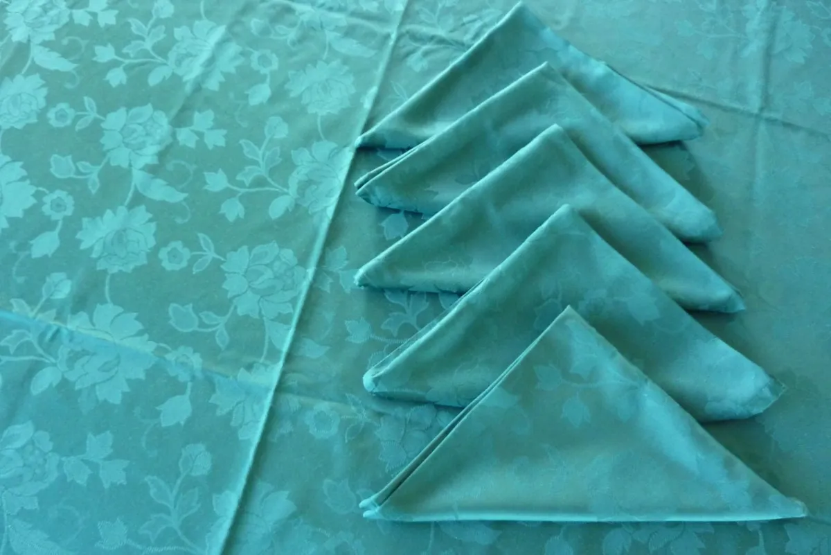 Table cloth and napkins - Image 2