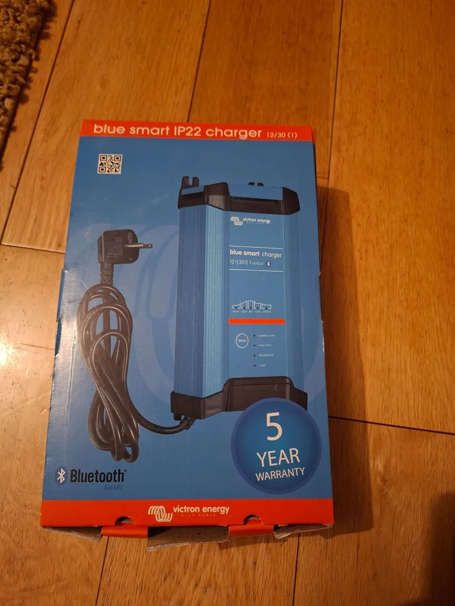 Blue smart charger - Image 1