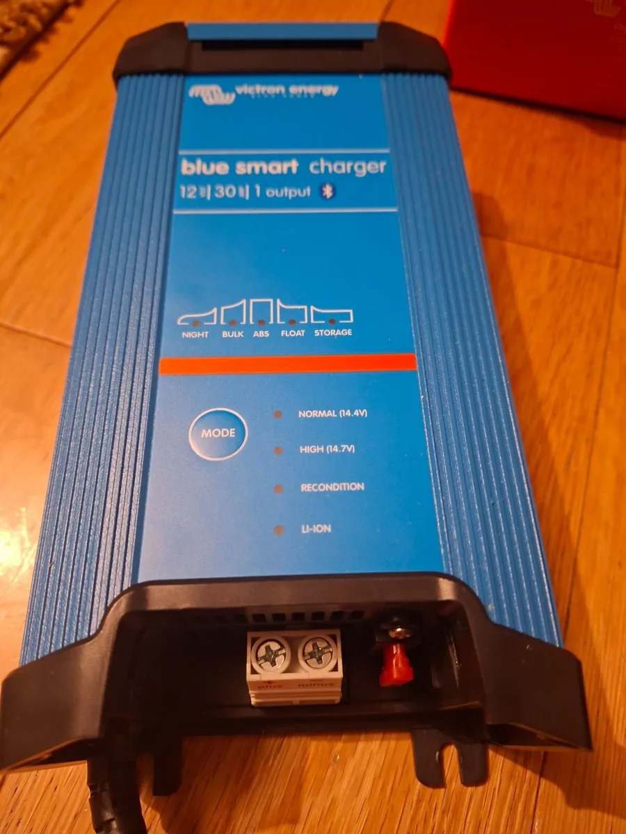 Blue smart charger - Image 2